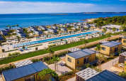 Camping Arena Grand Kažela in Istrien, Kroatien, mit modernen Bungalows, Pool und Blick auf das Meer.