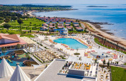 Camping Arena Grand Kažela feriested i Istrien, Kroatien, med swimmingpool, strand og farverige boliger.