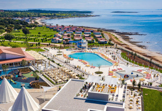 Camping Arena Grand Kažela, vakantiepark in Istrië, Kroatië met zwembad, strand en kleurrijke bungalows.