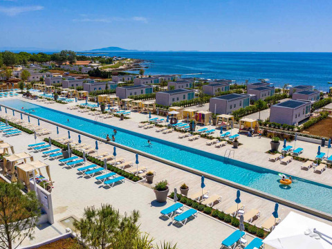 Overzichtsfoto van Camping Arena Grand Kažela vakantiepark in Istrië, Kroatië met lang zwembad en zeezicht.