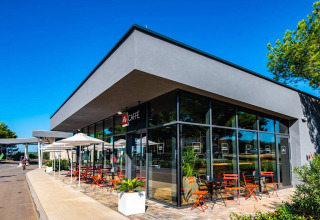 Moderne Café mit Außenplätzen und Sonnenschirmen im Camping Arena Grand Kažela, Istrien, Kroatien.