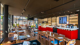 Lyst og moderne restaurantområde på Camping Arena Grand Kažela i Istrien, Kroatien med træmøbler.