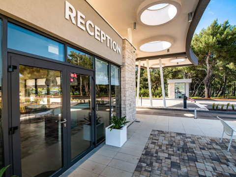 Receptie van Camping Arena Grand Kažela vakantiepark in Istrië, Kroatië, met eigentijdse architectuur.