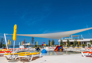 Lettini al sole e area giochi d’acqua per bambini al Camping Arena Grand Kažela, Istria, Croazia.