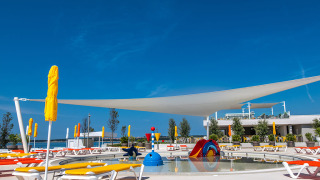 Solrige liggestole og børnevenligt vandlegeområde på Camping Arena Grand Kažela, Istrien, Kroatien.