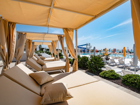Lettini balinesi sotto tende vicino alla piscina al Camping Arena Grand Kažela, Istria, Croazia.