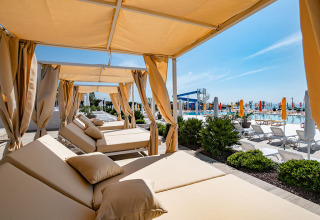 Lettini balinesi sotto tende vicino alla piscina al Camping Arena Grand Kažela, Istria, Croazia.