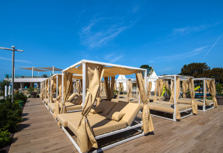 Luxuriöse Liegebetten mit Vorhängen auf einer Terrasse im Camping Arena Grand Kažela, Istrien, Kroatien.