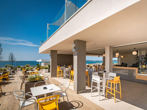 Area esterna del ristorante al Camping Arena Grand Kažela a Istria, Croazia, vista mare.