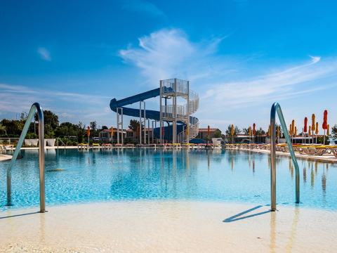 Vakantiepark in Istrië, Kroatië, met groot zwembad, blauwe glijbaan en ligbedden bij Camping Arena Grand Kažela.