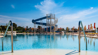 Feriested i Istrien med swimmingpool, rutsjebane og solstole på Camping Arena Grand Kažela, Kroatien.