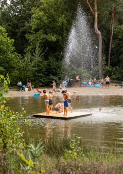 Schwimmteich mit Gästen und Floß auf dem Wasser - Baalse Hei - Turnhout, Antwerpen, Belgien