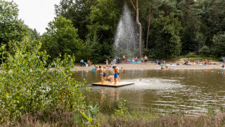 Schwimmteich mit Gästen und Floß auf dem Wasser - Baalse Hei - Turnhout, Antwerpen, Belgien