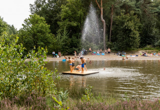 Schwimmteich mit Gästen und Floß auf dem Wasser - Baalse Hei - Turnhout, Antwerpen, Belgien