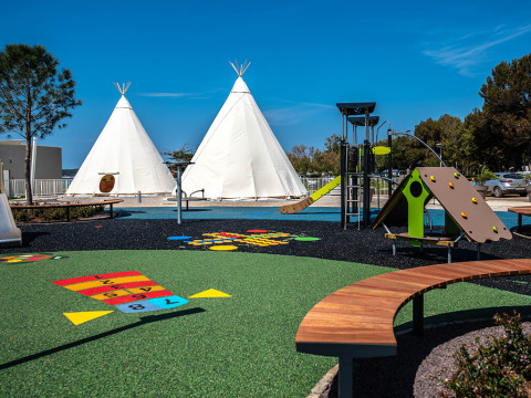 Area giochi con tipì, scivolo e parete da arrampicata al Camping Arena Grand Kažela, Istria, Croazia.
