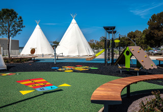 Area giochi con tipì, scivolo e parete da arrampicata al Camping Arena Grand Kažela, Istria, Croazia.