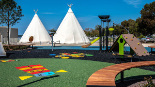 Legeplads med tipi telte, rutsjebane og klatrestativ på Camping Arena Grand Kažela i Istrien, Kroatien.