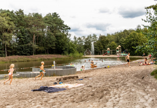 Zwemvijver strand met speeltuin op achtergrond - Baalse Hei - Turnhout, Antwerpen, België