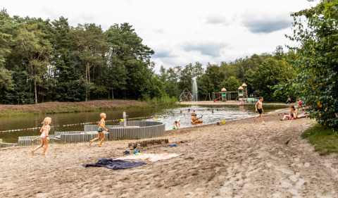 Svømmedam på stranden med legeplads i baggrunden - Baalse Hei - Turnhout, Antwerpen, Belgien