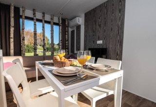Moderne spiseplads i Chalet Camping Home Green, Camping Arena Grand Kažela, Kroatien med udsigt udenfor