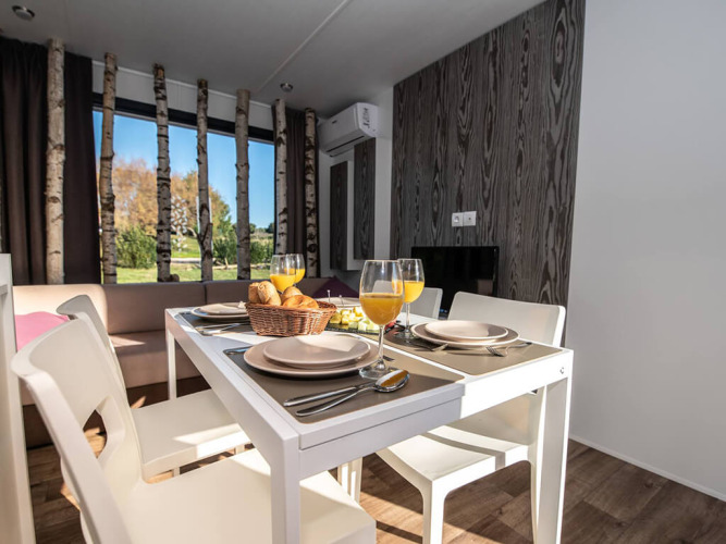 Moderne spiseplads i Chalet Camping Home Green, Camping Arena Grand Kažela, Kroatien med udsigt udenfor