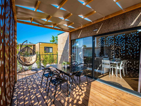Moderne terras van Camping Home Green op Camping Arena Grand Kažela in Kroatië met gezellige inrichting.