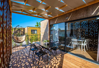 Udendørs terrasse i Camping Home Green på Camping Arena Grand Kažela, Kroatien, med moderne indretning.