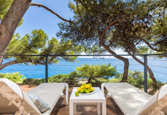 Sonnenterrasse mit zwei Liegen, Tisch mit Zitronen und Meerblick bei Camping Arena Stoja in Kroatien.