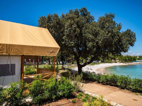 Tweepersoons glamping safari loft tent bij Camping Arena Stoja in Kroatië met zicht op het strand.