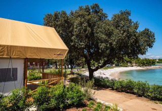 Tenda glamping safari con due camere da letto al Camping Arena Stoja in Croazia vicino alla spiaggia.