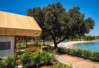 Tenda glamping safari con due camere da letto al Camping Arena Stoja in Croazia vicino alla spiaggia.