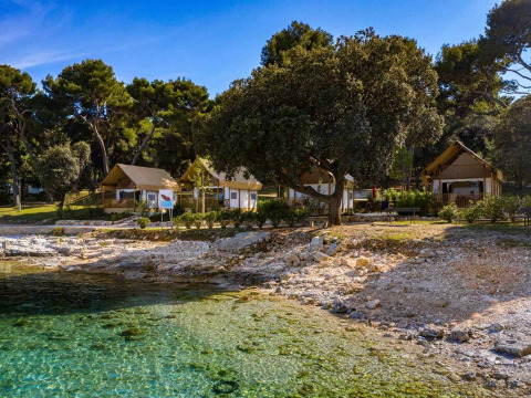 Twee slaapkamer glamping safari loft tent bij Camping Arena Stoja in Kroatië aan een rotsachtige kust.