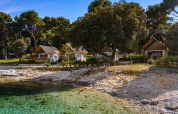 Tenda safari glamping con due camere da letto al Camping Arena Stoja in Croazia sulla riva rocciosa.