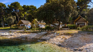 Twee slaapkamer glamping safari loft tent bij Camping Arena Stoja in Kroatië aan een rotsachtige kust.