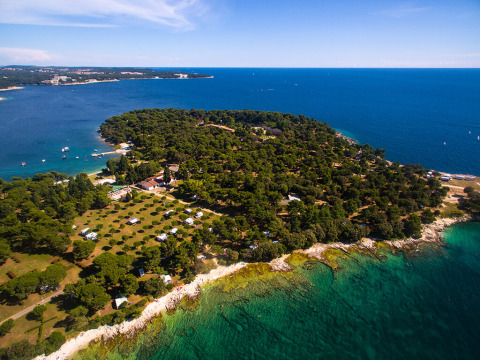 Vista aerea del Camping Arena Stoja, villaggio turistico immerso nel verde a Istria, Croazia, lungo la costa.