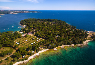 Vista aerea del Camping Arena Stoja, villaggio turistico immerso nel verde a Istria, Croazia, lungo la costa.