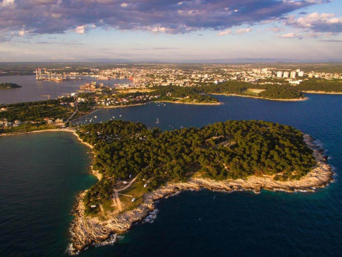 Vista aerea di Camping Arena Stoja in Istria, Croazia, circondato da pini e affacciato sul mare azzurro.
