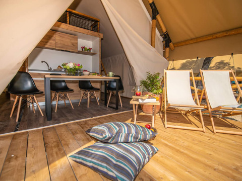 Indvendig billede af to-værelses glamping safari-lofte telt på Camping Arena Stoja, Kroatien, med hyggelig indretning.
