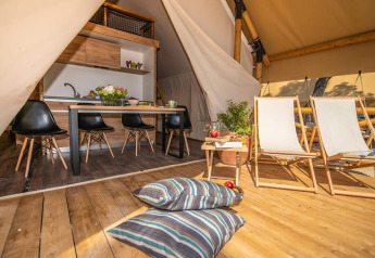 Indvendig billede af to-værelses glamping safari-lofte telt på Camping Arena Stoja, Kroatien, med hyggelig indretning.
