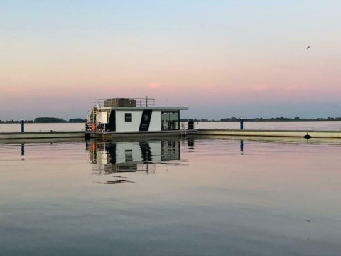 Husbåd i skumringen - Velkommen ind (husbåde Holland)
