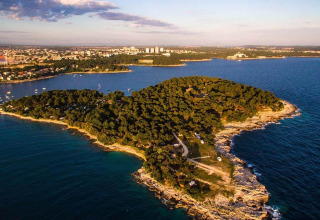 Luchtfoto van Camping Arena Stoja, een groen schiereiland aan zee in Istrië, Kroatië bij zonsondergang.