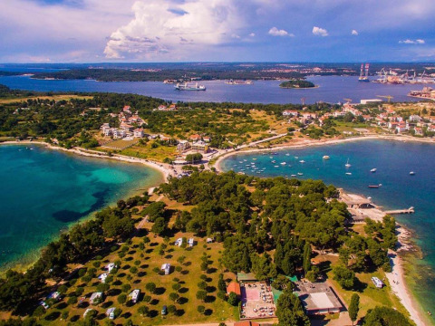 Luchtfoto van Camping Arena Stoja, Istrië, Kroatië met zee, campers en groene natuur rond de baai.