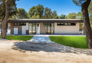 Edificio de servicios moderno entre pinos en el camping Arena Stoja, situado en Istria, Croacia.