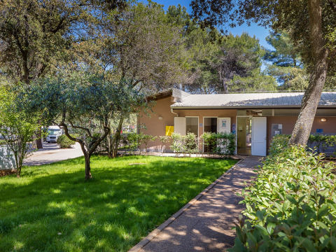 Gebouw op Camping Arena Stoja vakantiedomein in Istrië, Kroatië, met grasveld en bomen op de voorgrond.