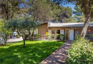 Gebouw op Camping Arena Stoja vakantiepark in Istrië, Kroatië, met gras en bomen in de groene tuin.