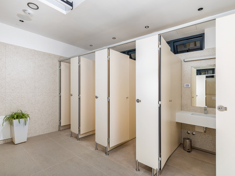 Moderne, nette toiletruimte op Camping Arena Stoja in Istrië, Kroatië met hokjes en wastafel.