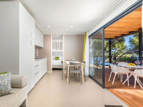 Modern lodge-interieur op Camping Villa Sea View, Arena Stoja, Kroatië, met terras en zicht op zee.