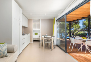 Modernes Lodge-Interieur im Camping Villa Sea View, Arena Stoja, Kroatien mit Terrasse und Meerblick.