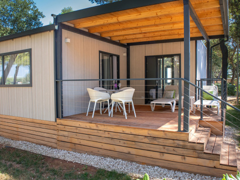 Veranda in legno con sedie della Deluxe Camping Villa al Camping Arena Stoja in Croazia.