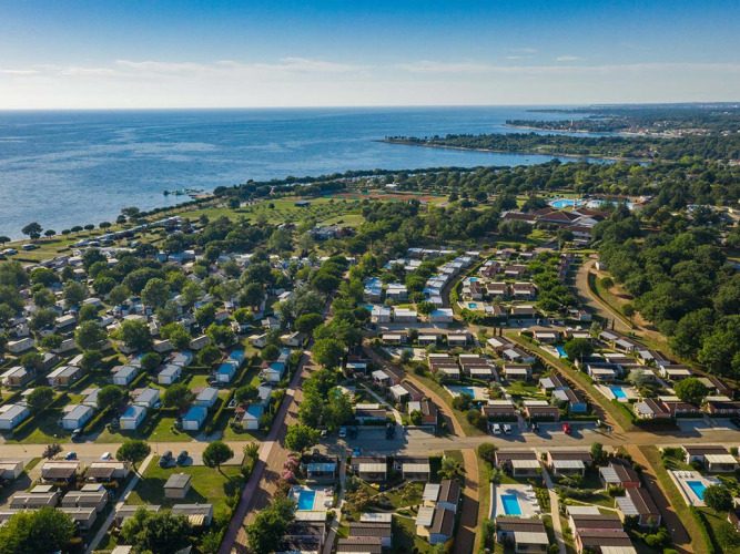 Luchtfoto van Camping Park Umag in Istrië, Kroatië, met stacaravans, groen en uitzicht op zee.